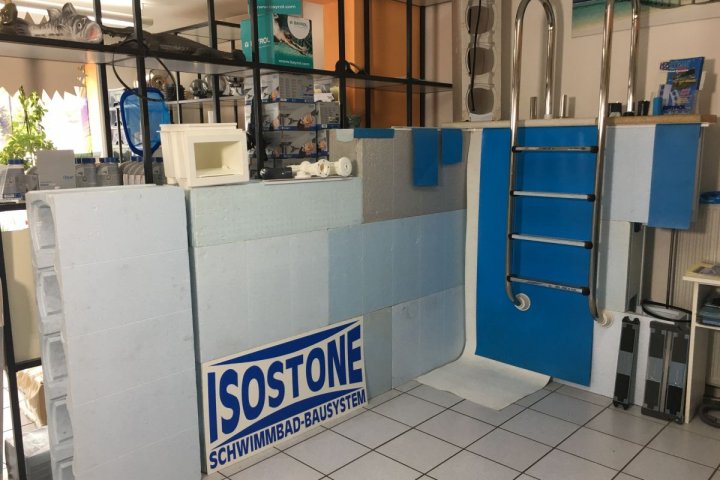 Privater Pool mit klarem Wasser – Schwimmbäder und Schwimmbadbau Passau